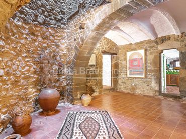 Casa rústica con balcón en venta en Plaça Jaume I