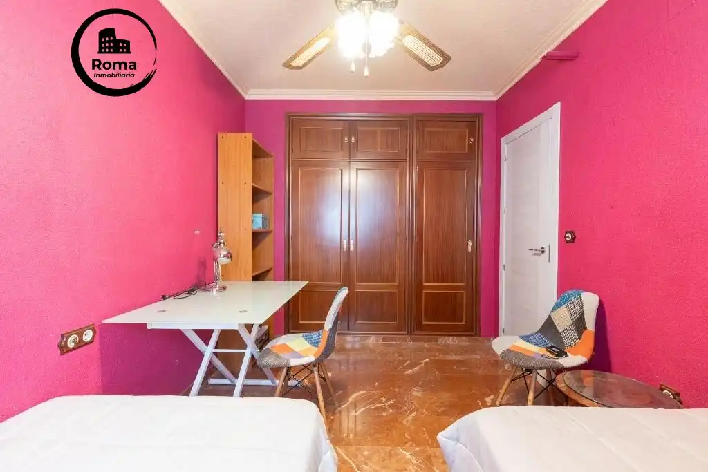Dormitori de Casa adosada en venda en Granada amb Terrassa i Piscina comunitària