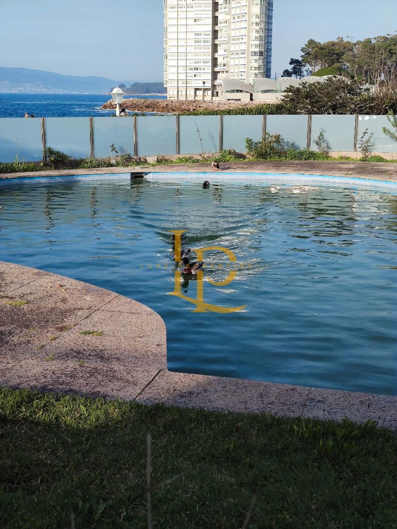 Piscina de Casa o xalet en venda en Vigo  amb Aire condicionat, Calefacció i Jardí privat