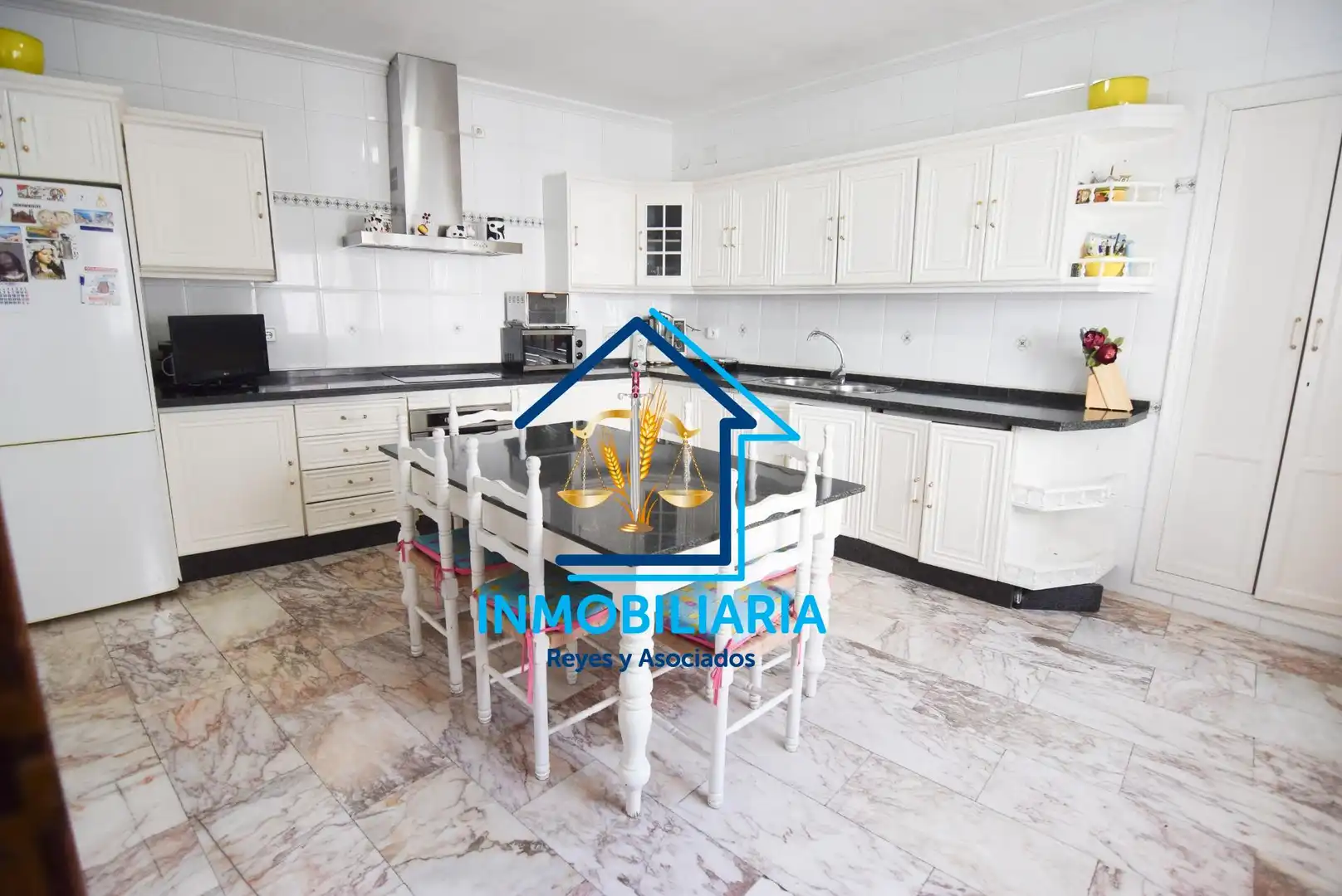 Cuina de Casa o xalet en venda en Córdoba amb Aire condicionat