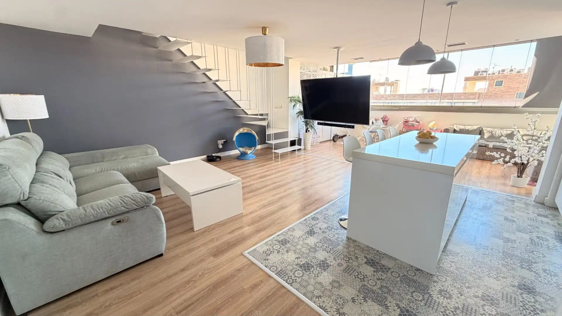 Wohnzimmer von Dachboden zum Verkauf in Elche / Elx mit Heizung, Terrasse und Abstellraum