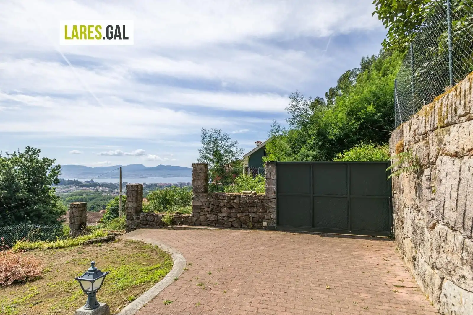 Außenansicht von Haus oder Chalet zum Verkauf in Cangas  mit Heizung, Terrasse und Möbliert