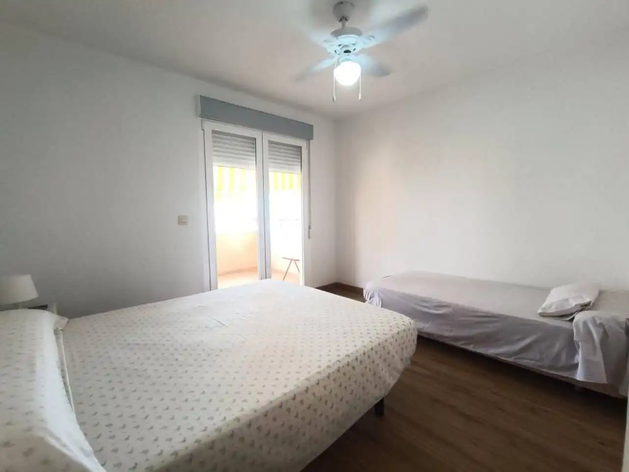 Dormitori de Apartament de lloguer en El Campello amb Aire condicionat, Terrassa i Moblat