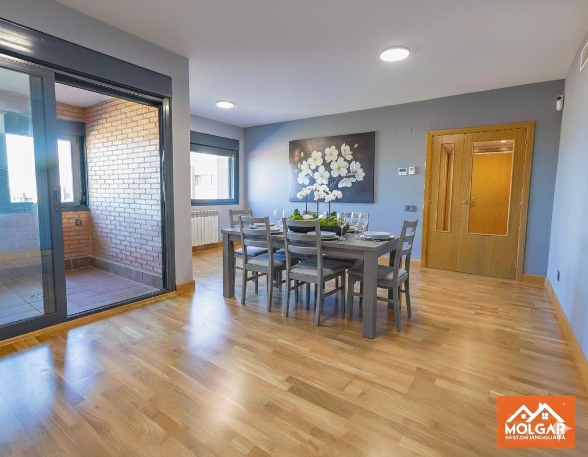 Menjador de Pis en venda en San Sebastián de los Reyes amb Aire condicionat, Calefacció i Jardí privat