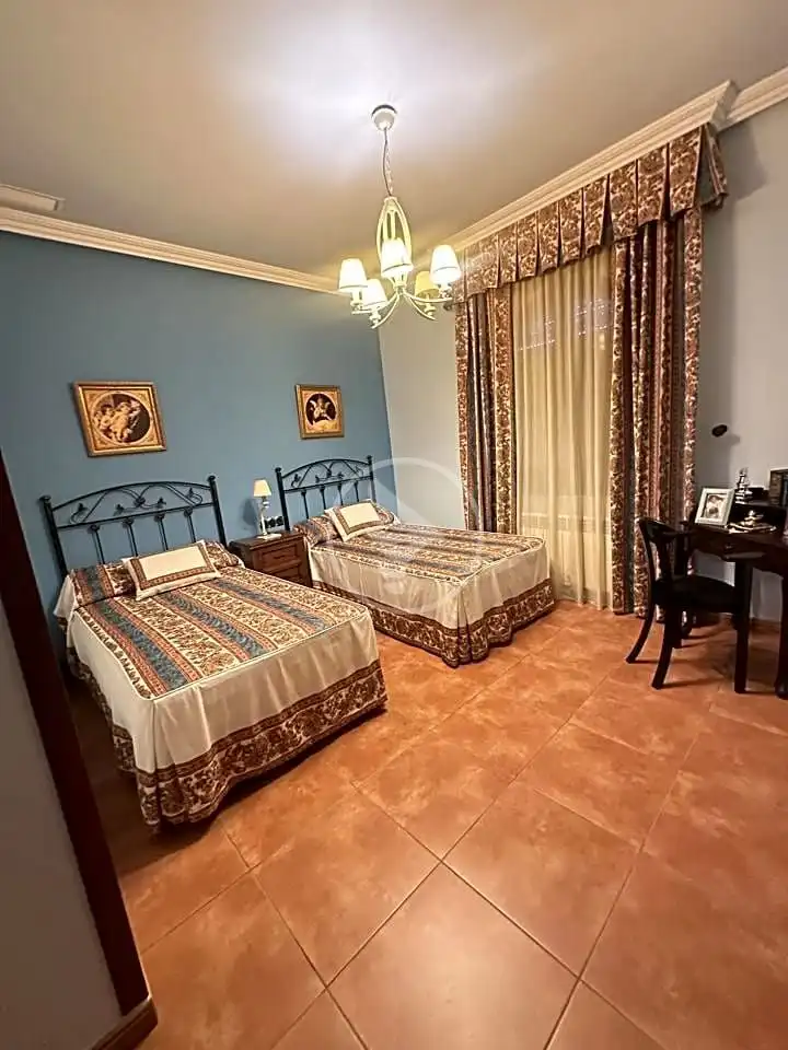 Dormitori de Casa o xalet en venda en Linares amb Aire condicionat, Calefacció i Jardí privat