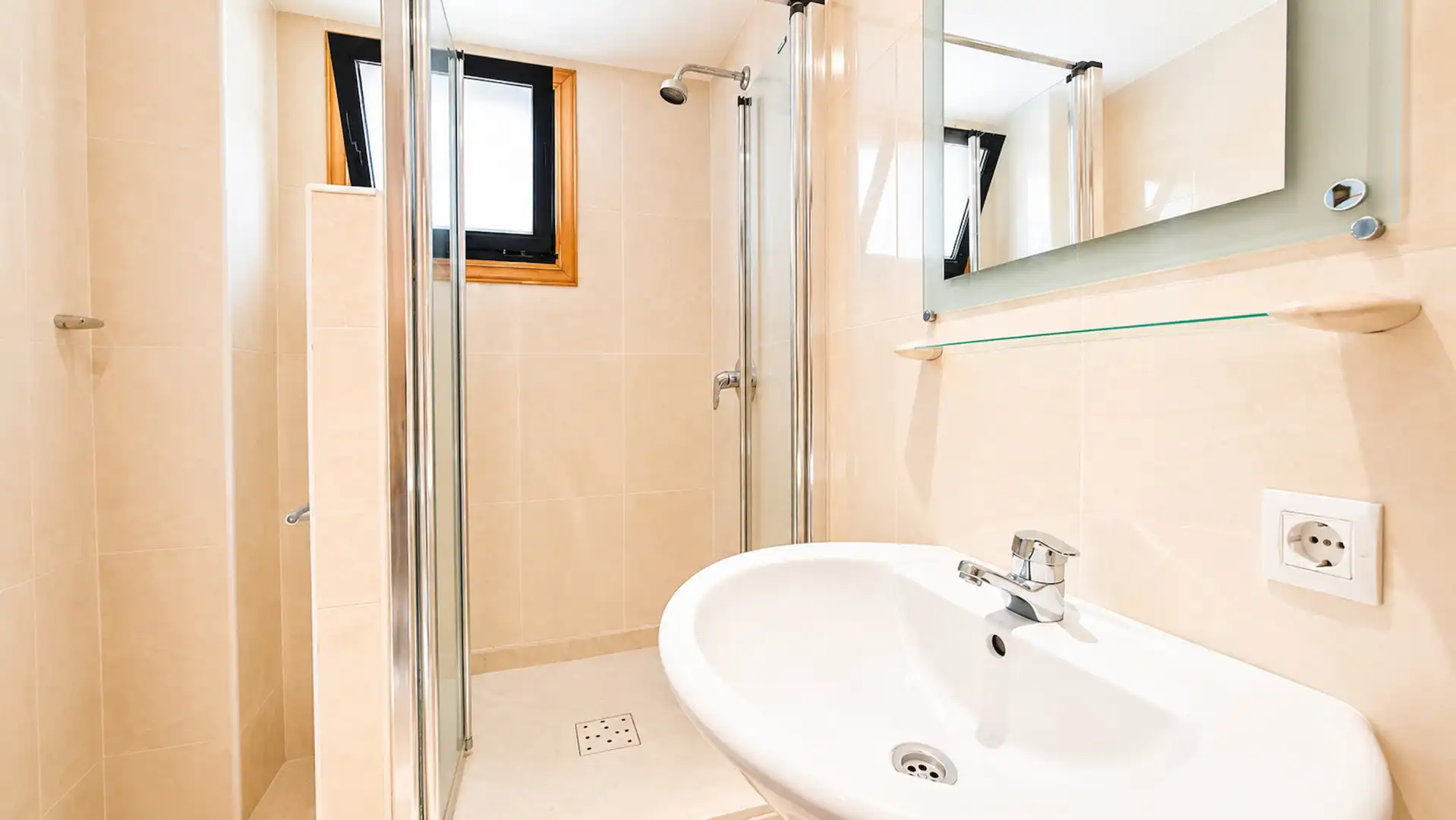 Baño de Casa o chalet en venta en Manilva con Jardín privado, Piscina y Piscina comunitaria