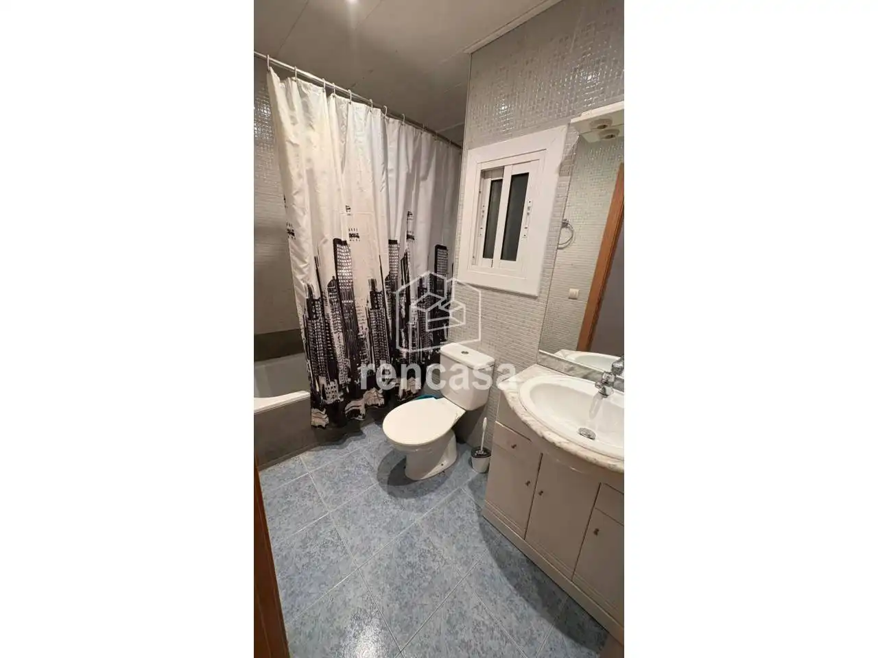 Baño de Piso de alquiler en Lleida con Calefacción, Parquet y Terraza