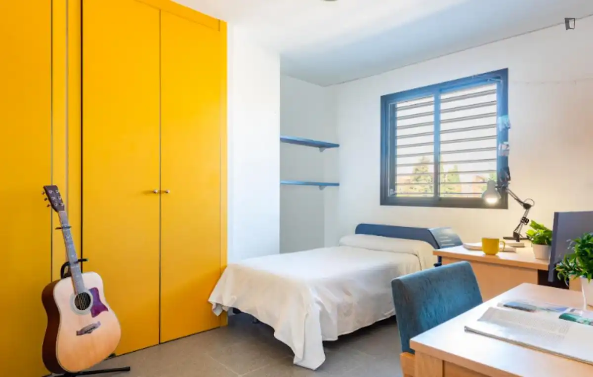 Bedroom of Flat for share in Sevilla  with Air Conditioner, Swimming Pool and Furnished