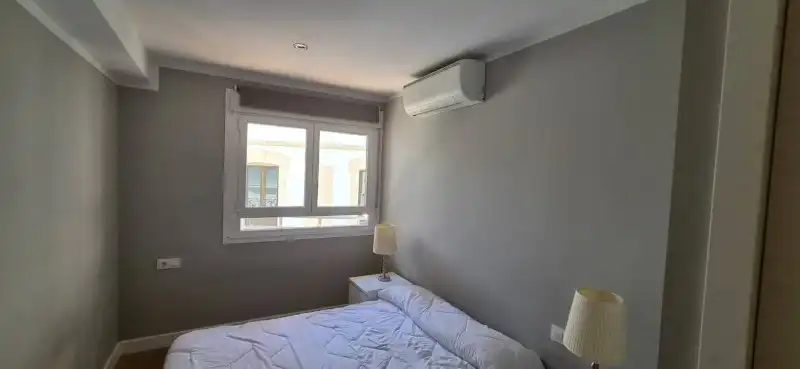 Habitación de Apartamento de alquiler en Plasencia con Aire acondicionado, Jardín privado y Balcón
