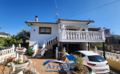 Vista exterior de Casa o xalet en venda en El Casar de Escalona amb Aire condicionat, Terrassa i Piscina