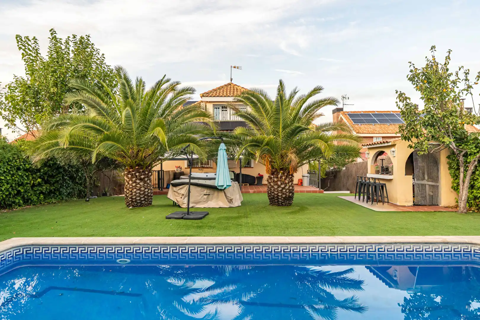 Piscina de Casa o xalet en venda en Sevilla la Nueva amb Aire condicionat, Calefacció i Jardí privat