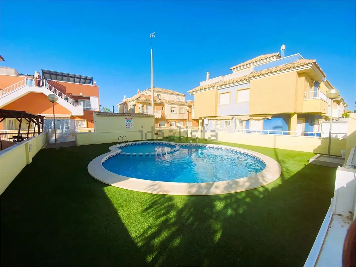 Vista exterior de Casa o xalet en venda en Pilar de la Horadada amb Aire condicionat, Jardí privat i Terrassa