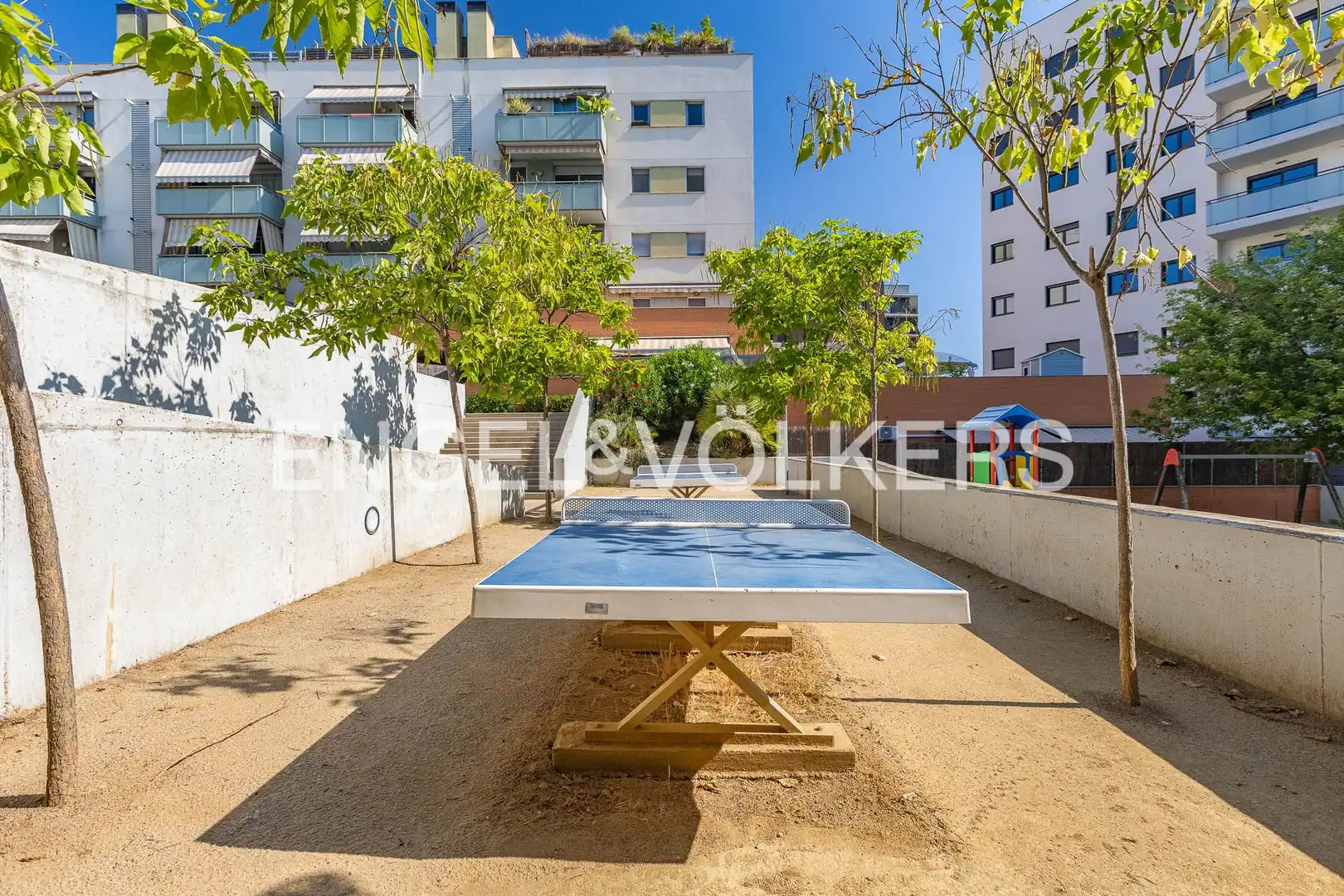 Vista exterior de Planta baixa en venda en Terrassa amb Calefacció i Piscina