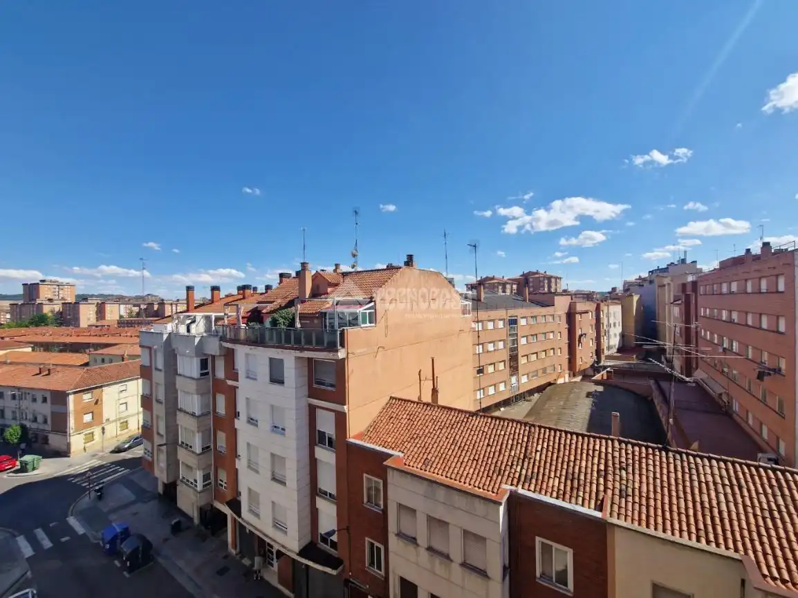 Vista exterior de Piso en venta en Palencia con Aire acondicionado, Calefacción y Parquet