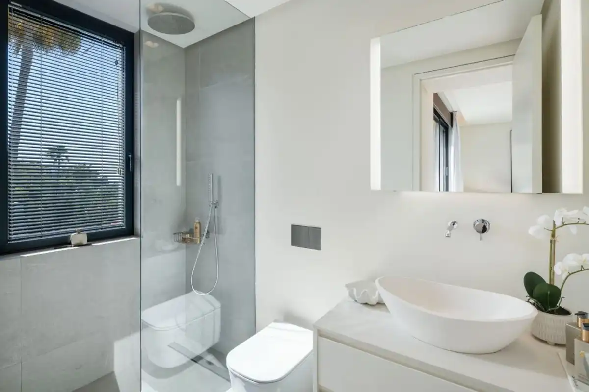 Baño de Casa o chalet en venta en Marbella con Aire acondicionado, Jardín privado y Terraza