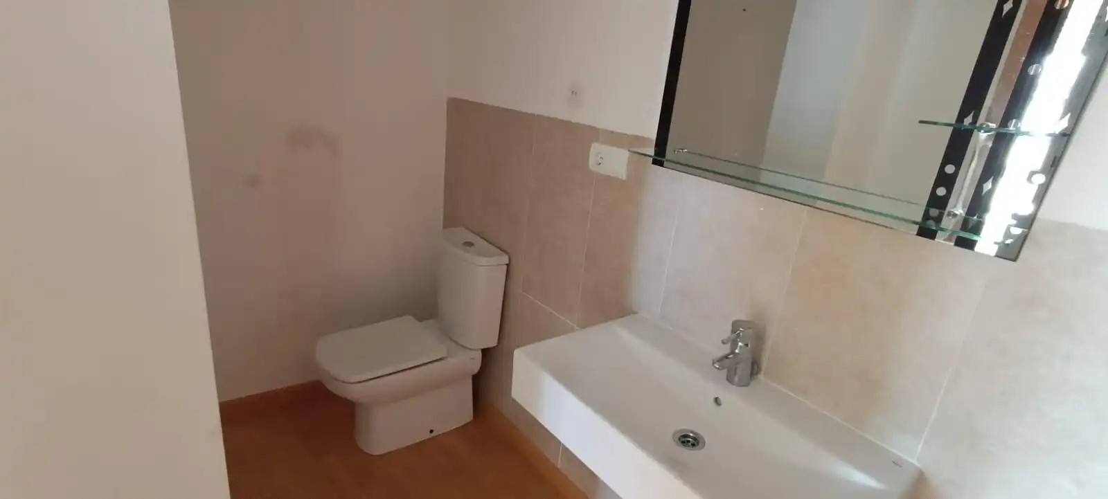 Badezimmer von Dachboden zum Verkauf in L'Ampolla mit Terrasse und Balkon