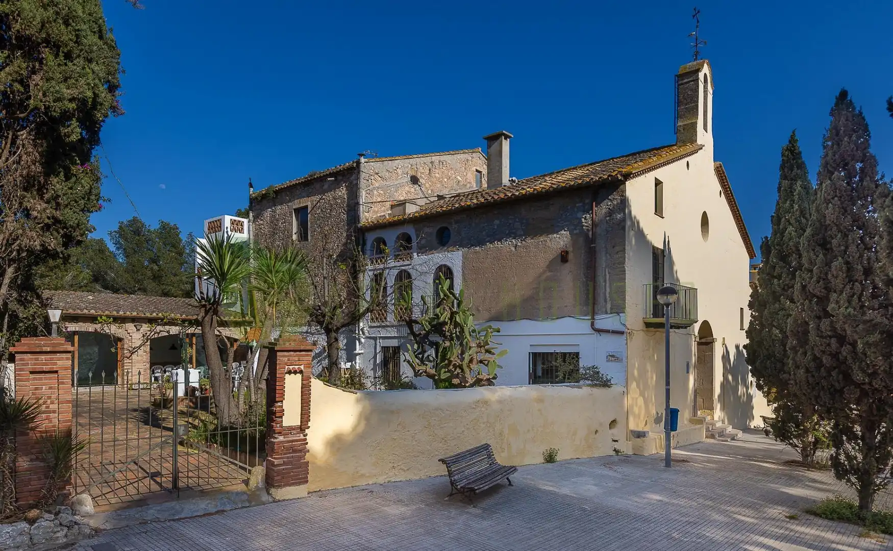 Vista exterior de Casa o xalet en venda en Vilanova i la Geltrú amb Aire condicionat, Calefacció i Jardí privat