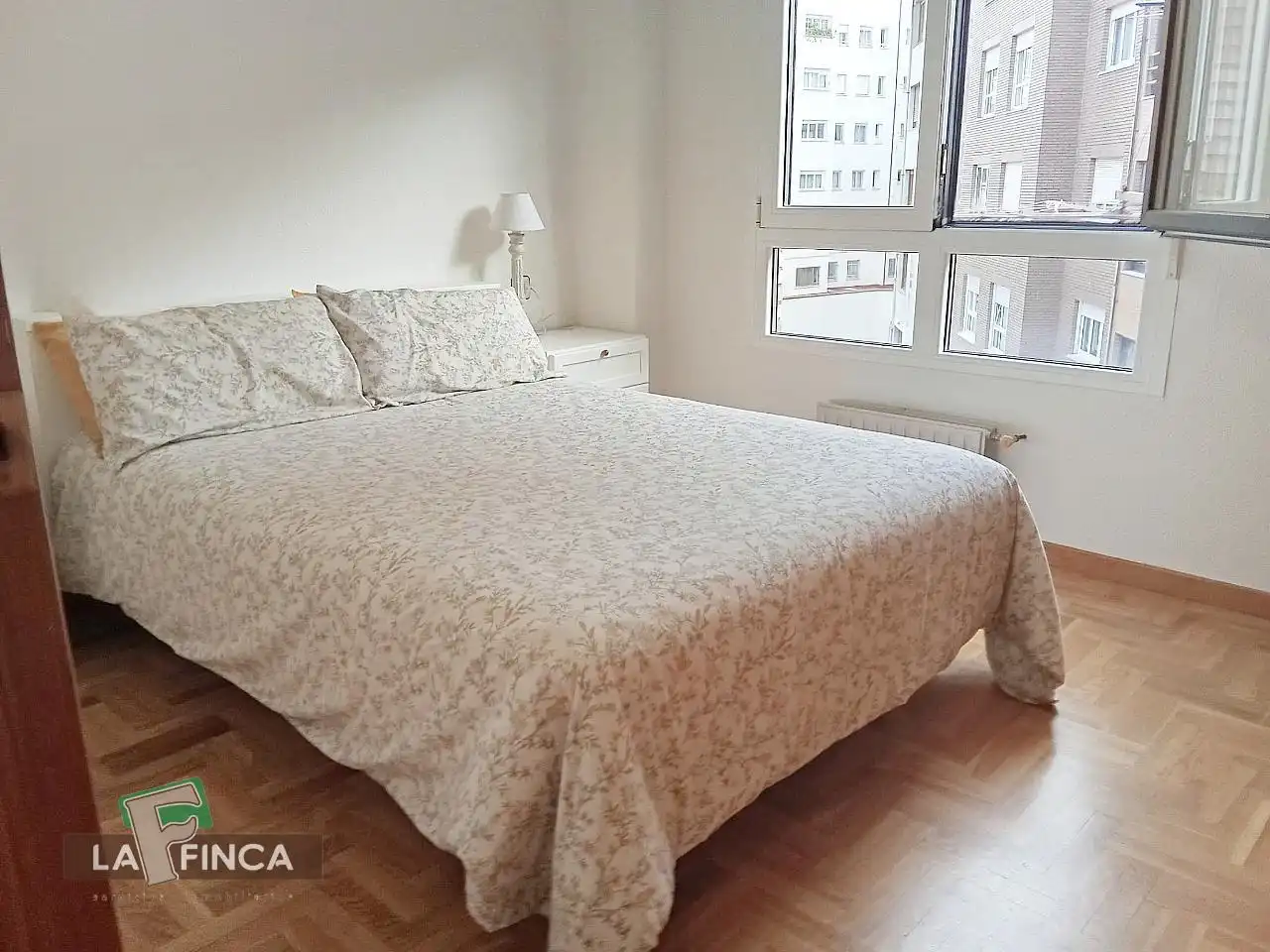 Bedroom of Flat for sale in Oviedo   with Heating, Parquet flooring and Furnished