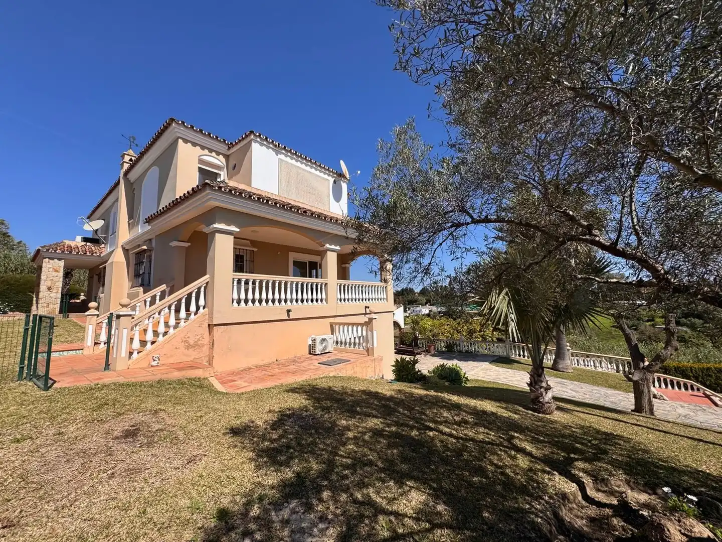 Vista exterior de Casa o chalet en venta en Estepona con Aire acondicionado, Calefacción y Jardín privado