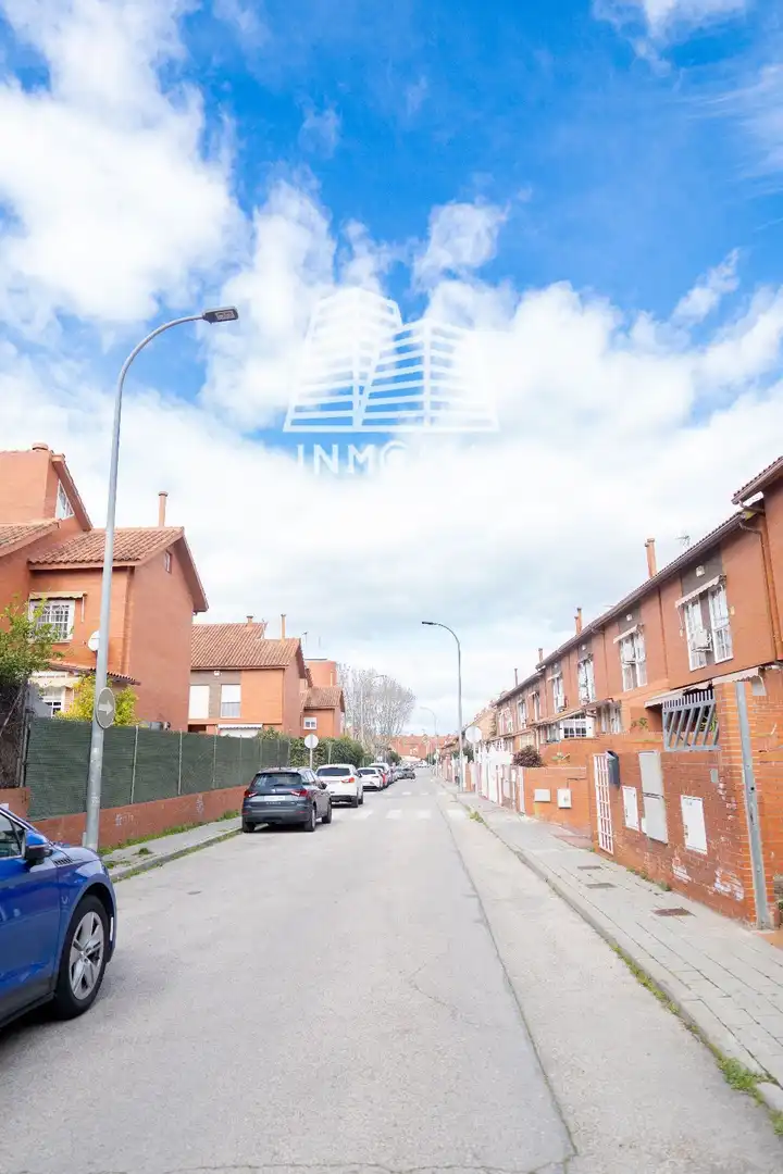 Vista exterior de Casa adosada en venta en Mejorada del Campo con Calefacción, Jardín privado y Terraza