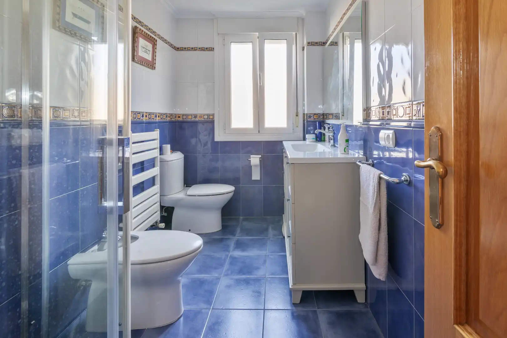 Bathroom of Houses for sale in Oviedo   with Heating, Private garden and Parquet flooring