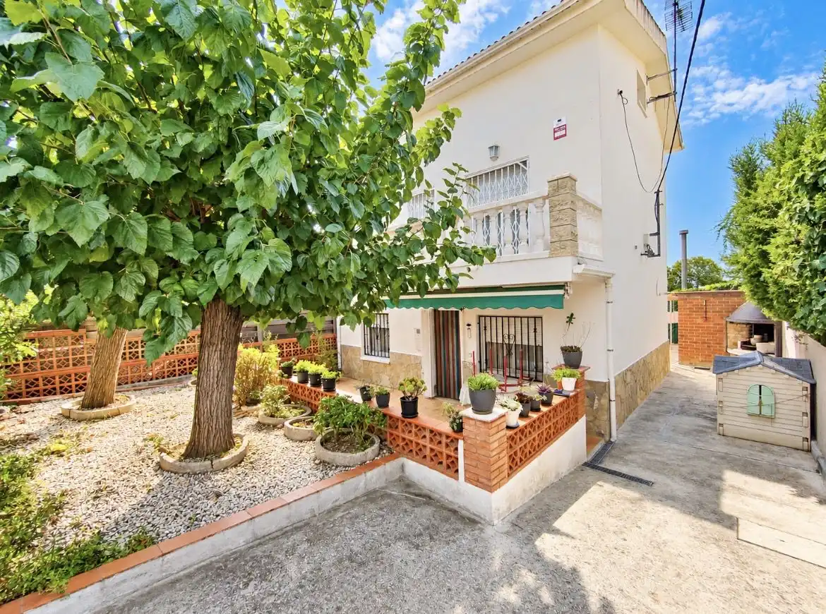 Vista exterior de Casa o xalet en venda en Esparreguera amb Calefacció, Terrassa i Traster