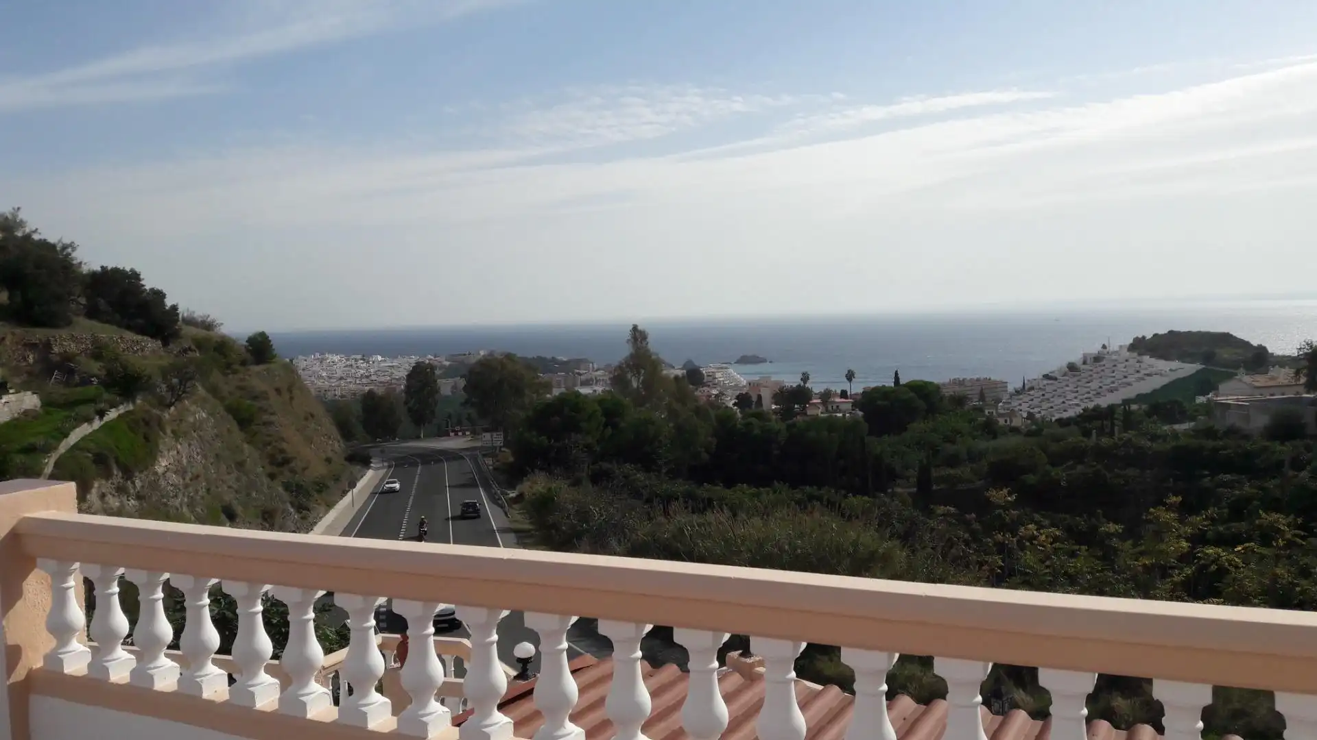 Vista exterior de Casa adosada en venda en Almuñécar amb Piscina comunitària