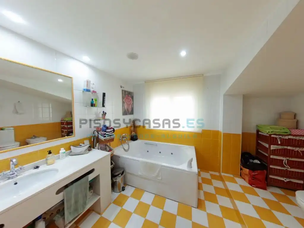 Bathroom of Houses for sale in San Mateo de Gállego  with Air Conditioner, Private garden and Terrace