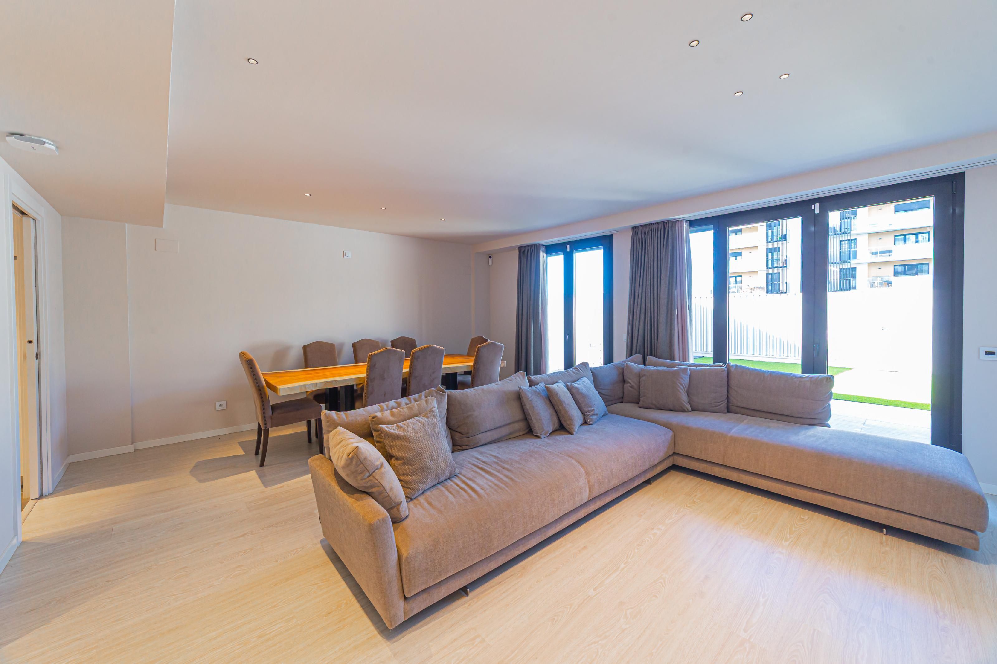 Wohnzimmer von Einfamilien-Reihenhaus zum Verkauf in Sant Just Desvern mit Klimaanlage, Heizung und Privatgarten