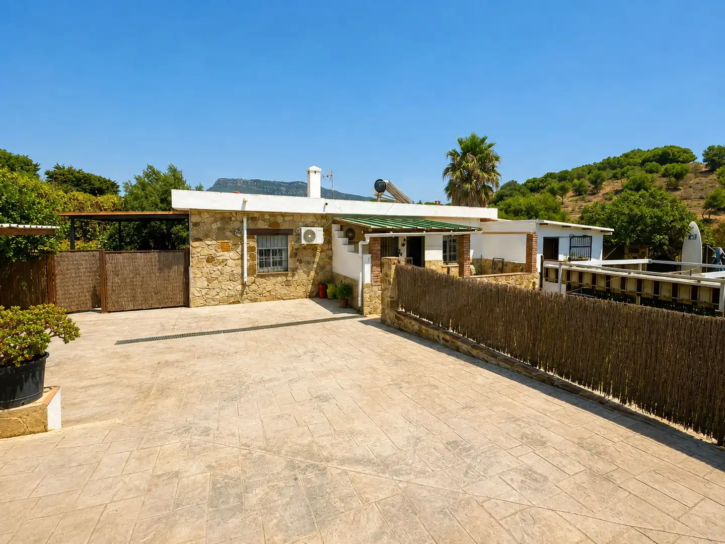 Vista exterior de Casa o xalet en venda en Tarifa amb Aire condicionat i Terrassa