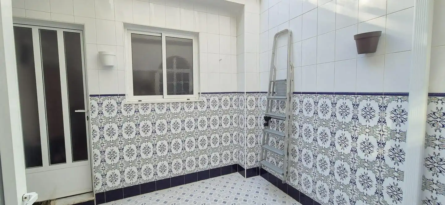 Badezimmer von Erdgeschoss zum Verkauf in Elche / Elx mit Klimaanlage, Terrasse und Abstellraum