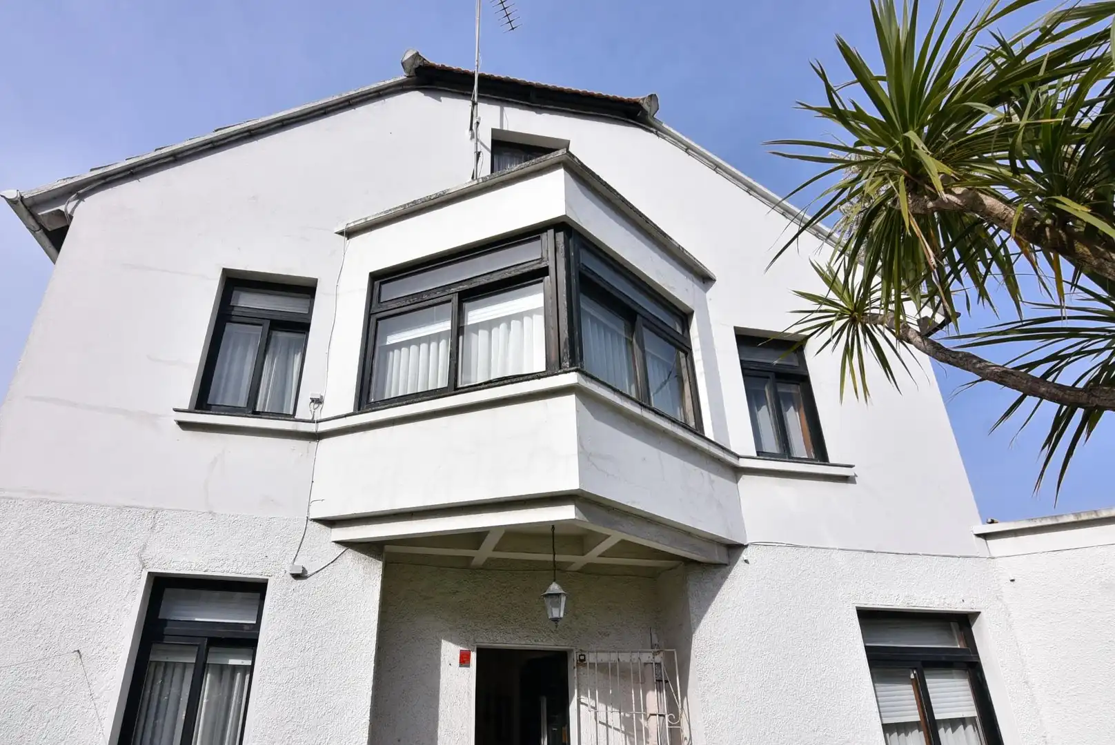 Vista exterior de Casa o xalet en venda en A Coruña Capital  amb Calefacció, Jardí privat i Parquet