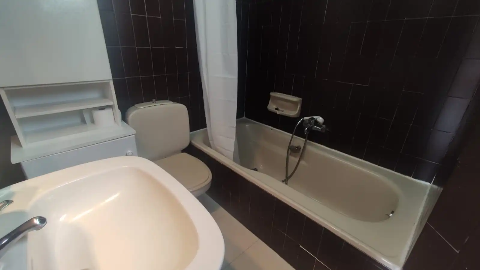 Baño de Piso de alquiler en Ourense Capital  con Calefacción, Terraza y Amueblado