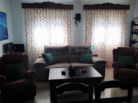 Sala d'estar de Casa o xalet en venda en Jimena de la Frontera amb Terrassa