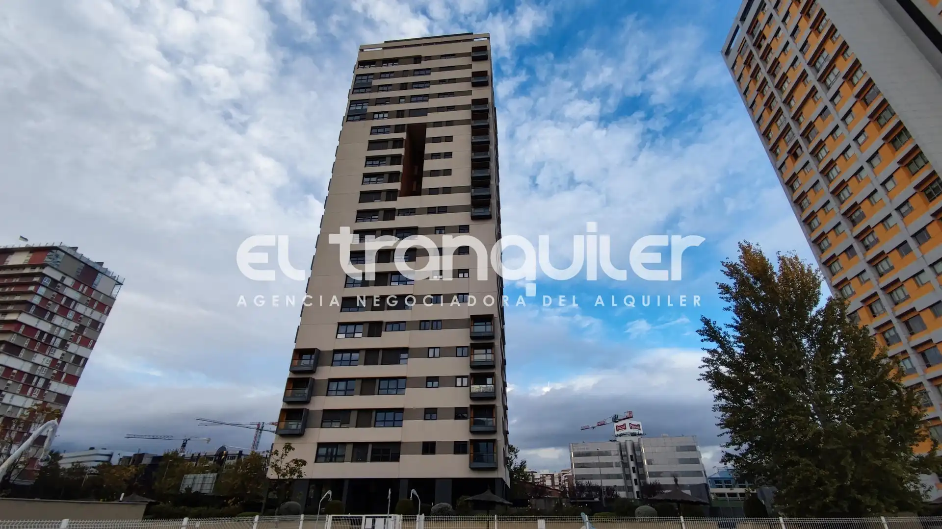 Exterior view of Study for rent in Madrid  with Air Conditioner, Parquet flooring and Swimming Pool