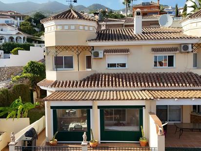 Vista exterior de Casa o xalet en venda en Benalmádena amb Aire condicionat, Terrassa i Traster