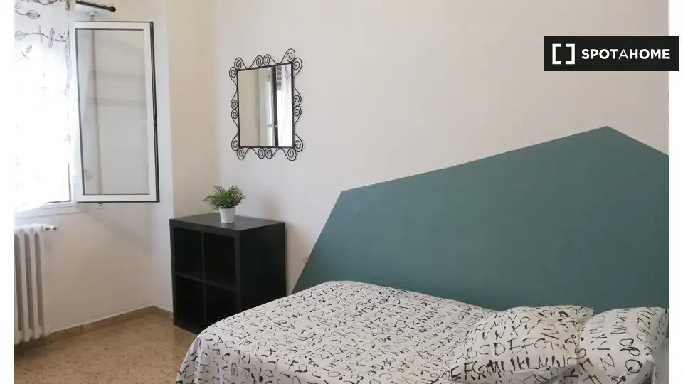 Habitación de Piso de alquiler en Zaragoza con Aire acondicionado, Calefacción y Amueblado