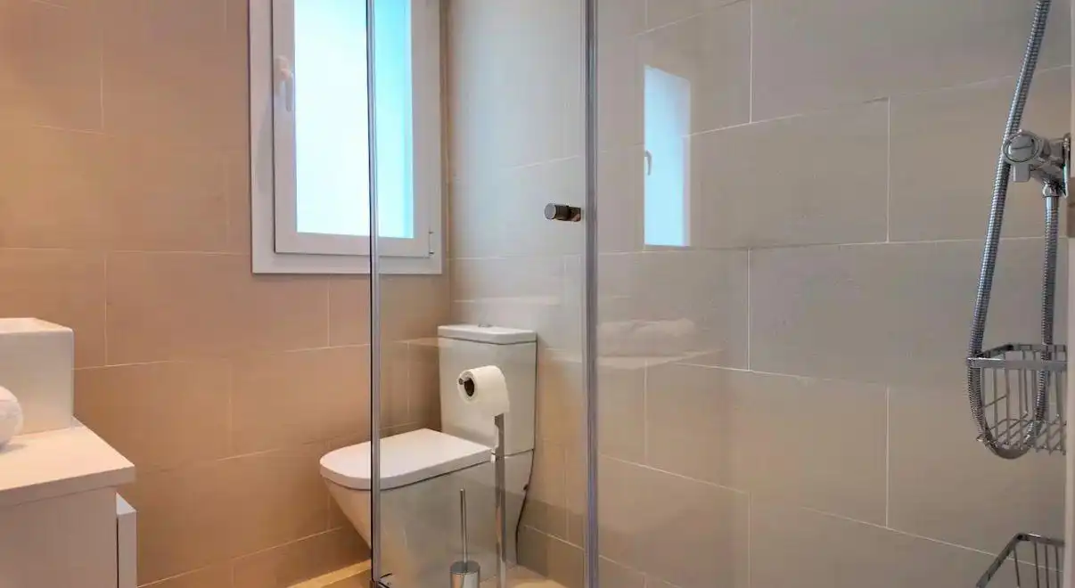 Badezimmer von Wohnungen zur Miete in Benahavís mit Klimaanlage, Privatgarten und Terrasse
