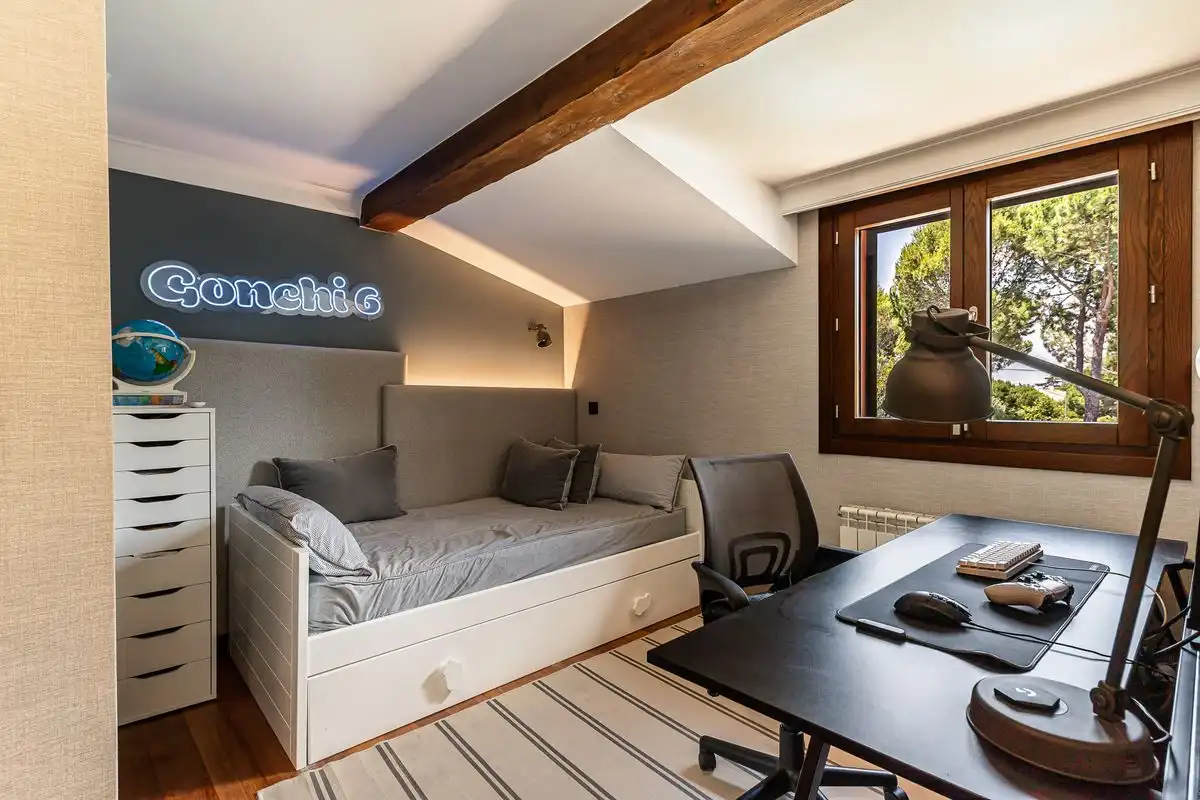 Schlafzimmer von Einfamilien-Reihenhaus zum Verkauf in Boadilla del Monte mit Klimaanlage, Heizung und Privatgarten