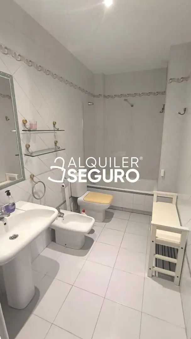 Bathroom of Flat for rent in Sevilla  with Air Conditioner and Furnished