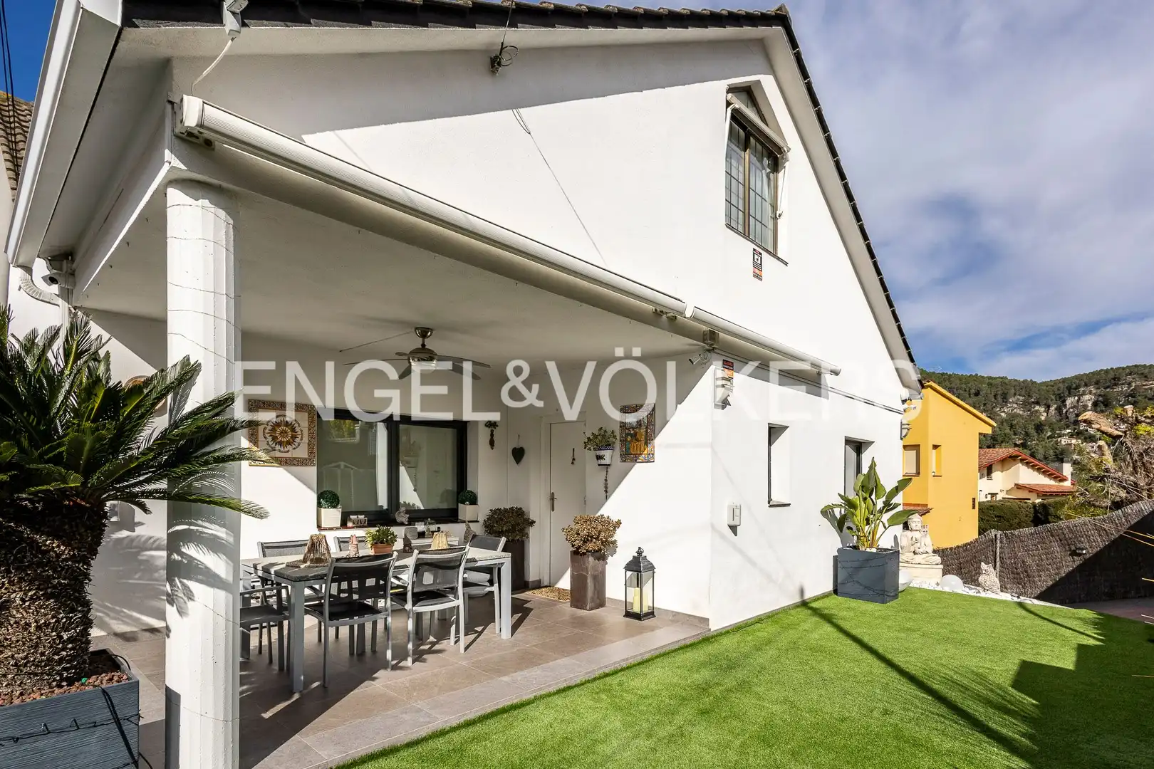 Vista exterior de Casa o xalet en venda en Vallirana amb Aire condicionat, Calefacció i Jardí privat