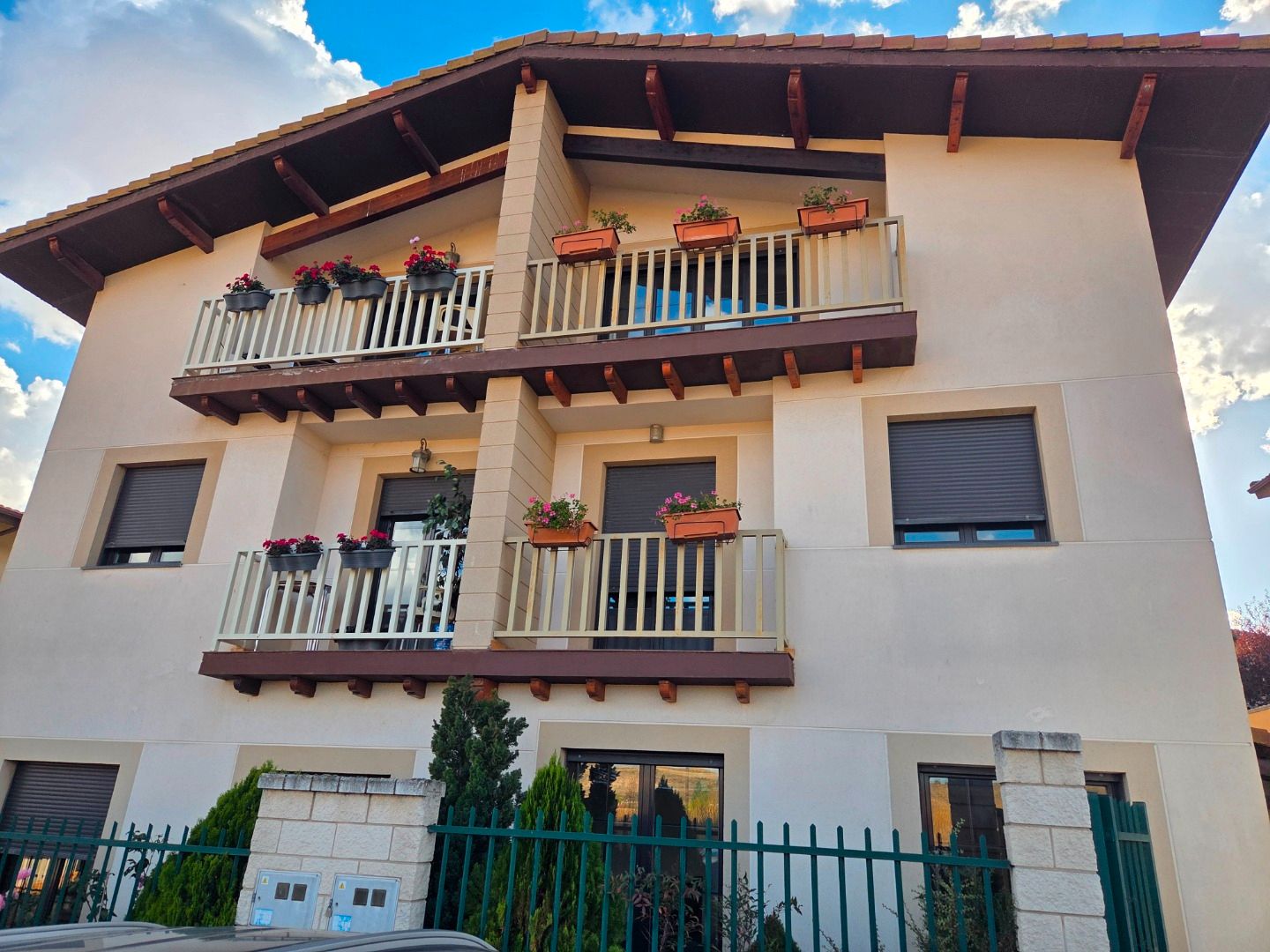 Vista exterior de Casa adosada en venda en Cardeñadijo amb Calefacció, Jardí privat i Parquet