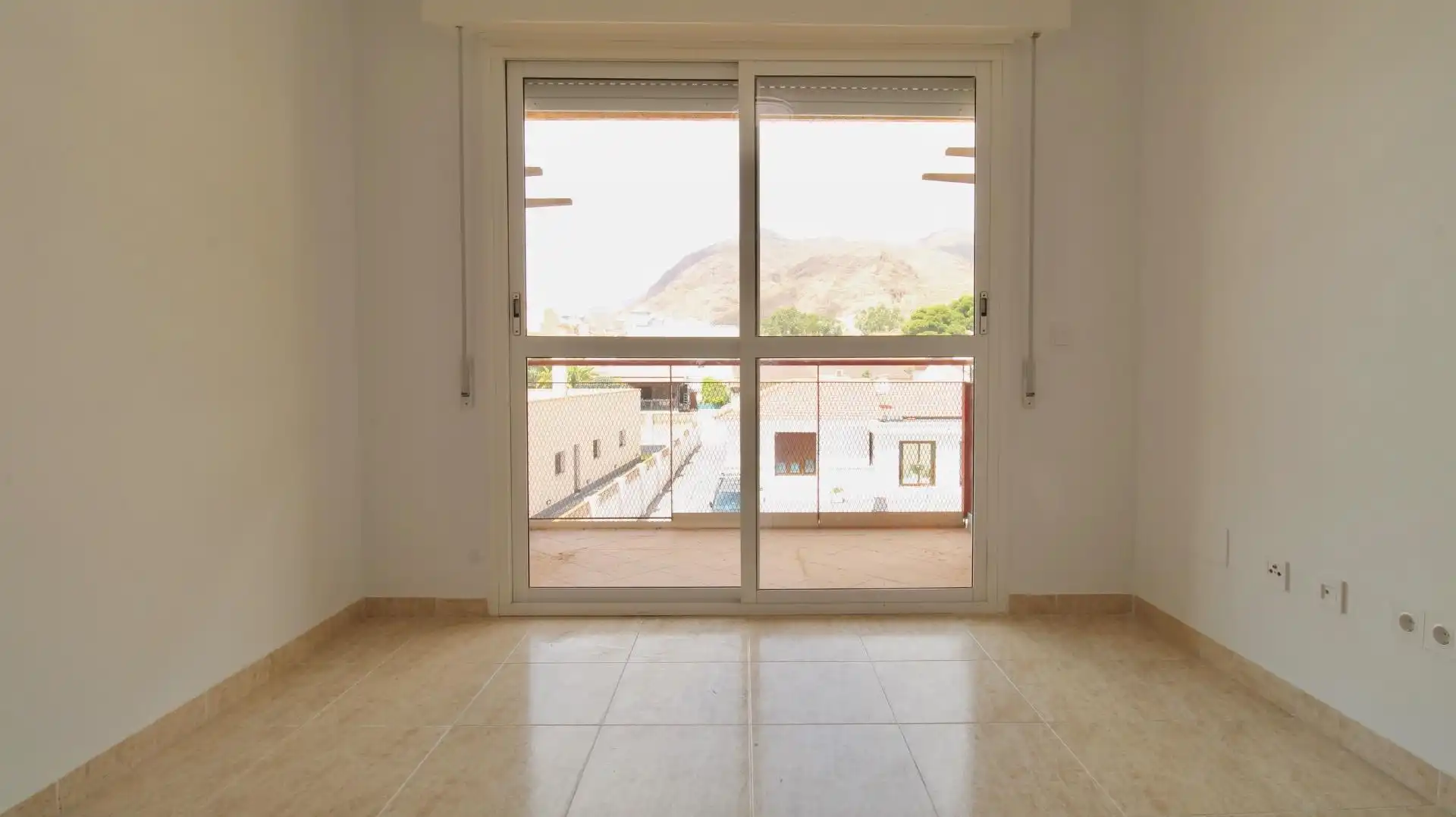 Habitación de Piso en venta en Roquetas de Mar con Jardín privado, Terraza y Piscina comunitaria