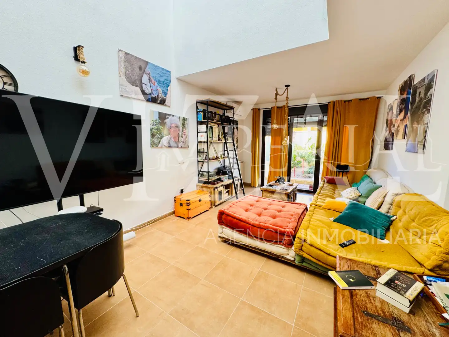 Sala d'estar de Casa adosada en venda en Noez amb Aire condicionat, Calefacció i Jardí privat