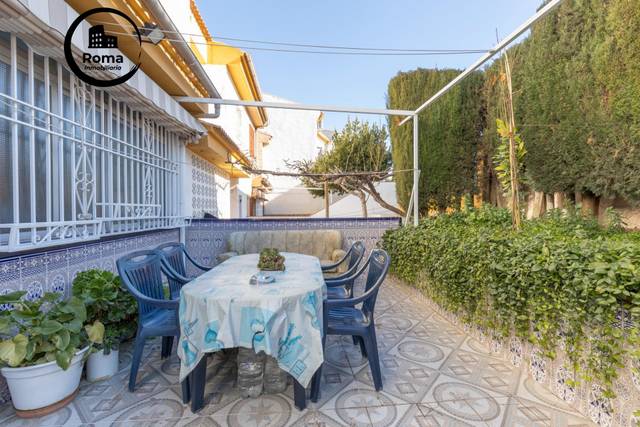 Casa adosada en Venta en Iznalloz