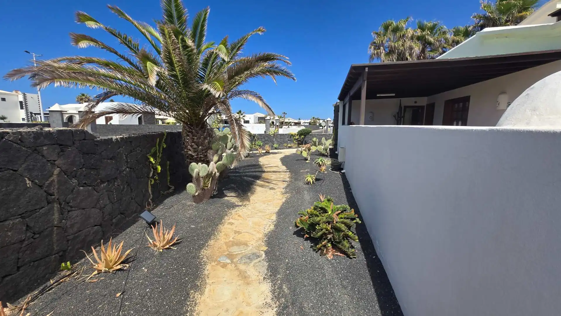 Vista exterior de Casa o xalet en venda en Yaiza amb Jardí privat, Terrassa i Piscina