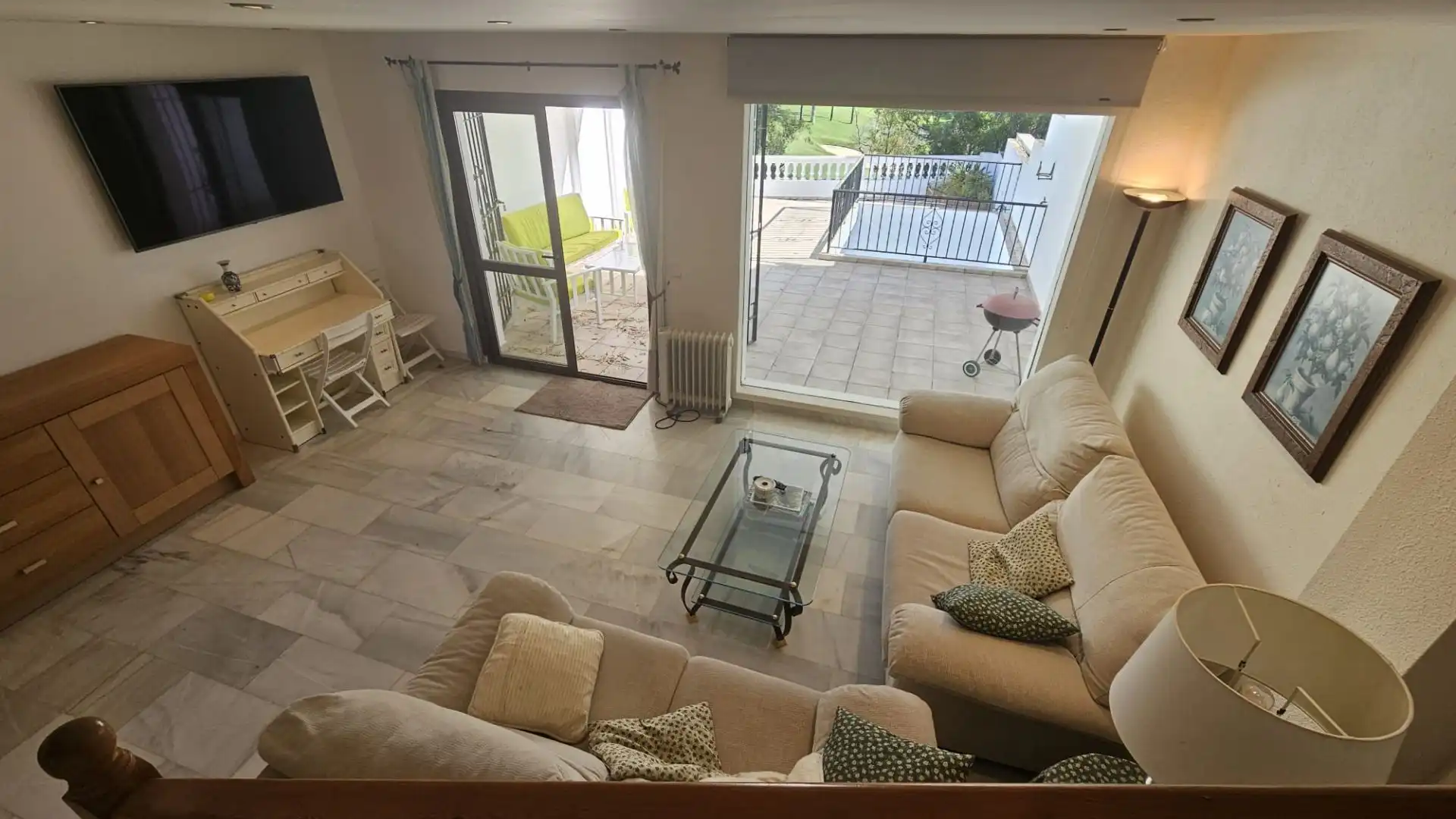 Sala d'estar de Casa adosada en venda en Benalmádena amb Terrassa, Moblat i Piscina comunitària