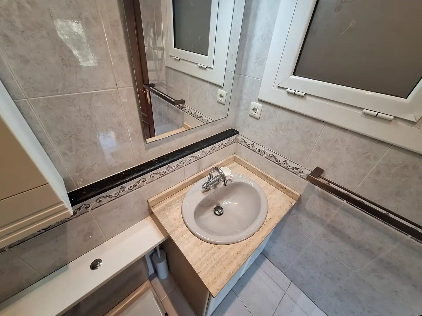 Badezimmer von Wohnung zum Verkauf in Barcelona mit Ofen und Waschmaschine