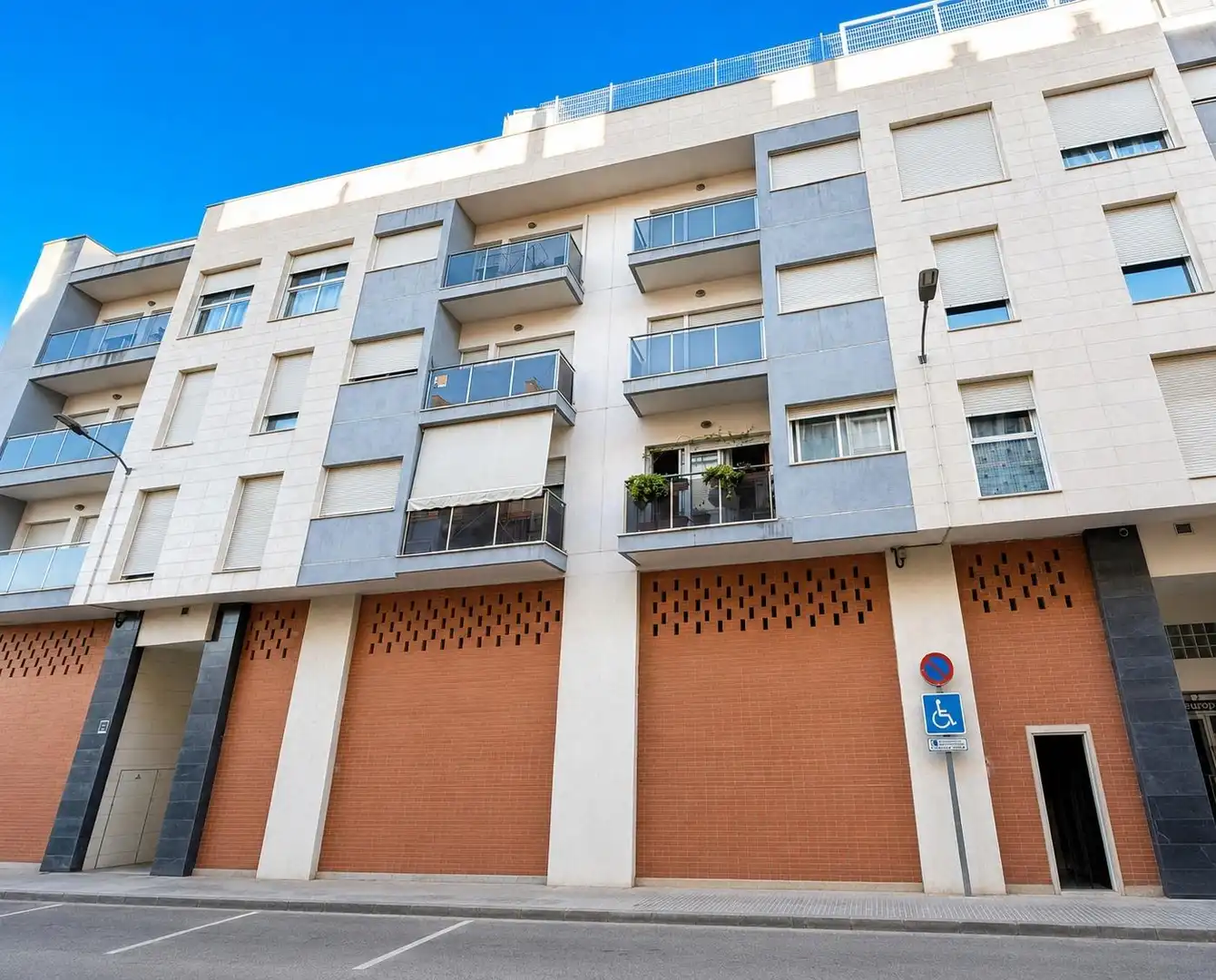 Locale commerciale in vendita a Calle de Don Juan Saquero 4, imagen 2