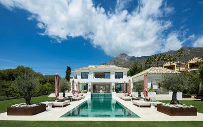 Vista exterior de Casa o xalet en venda en Marbella amb Aire condicionat, Terrassa i Piscina